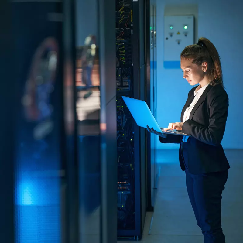 Donna in una sala server