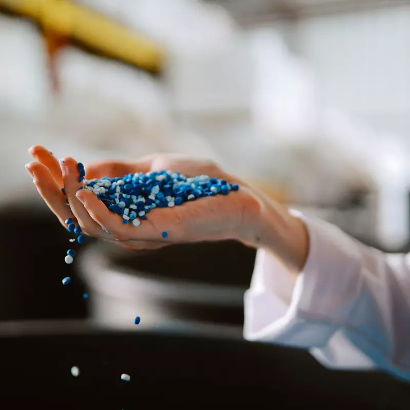 Tecnico donna che ispeziona materiali biodegradabili