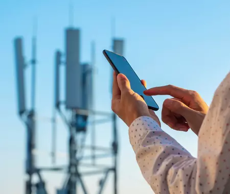 uomo al cellulare con antenne per la connettività