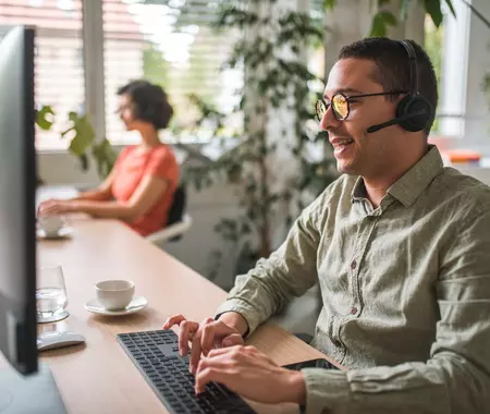 Persone in ufficio durante una conference call